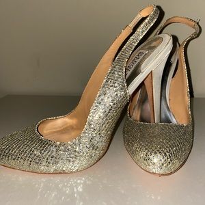 Sling back metallic pumps
